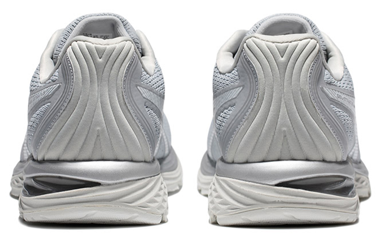 Shop Asics Gel-Stratus 舒適 透氣 低筒 跑步鞋 男款 灰