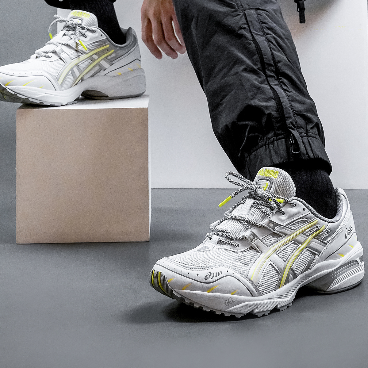 Sizing ASICS Gel 1090 'Putih Perak Murni' 1201A041-100