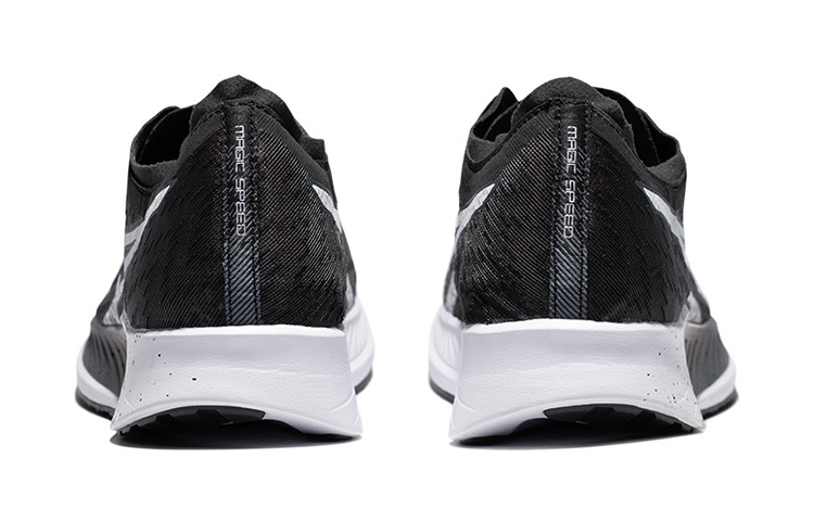 Shop Asics Magic Speed 1.0 減震防滑耐磨 低筒 跑步鞋 男款 黑