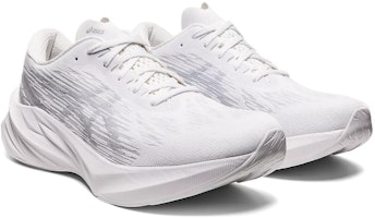 亚瑟士Novablast 3 '白色皮埃蒙特灰' 1011B458-102 Lookbook 亚瑟士Novablast 3 '白色皮埃蒙特灰' 1011B458-102