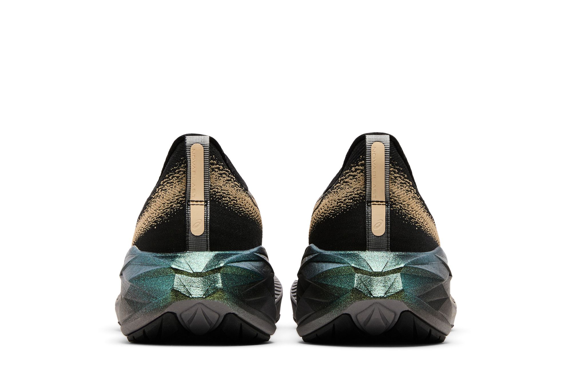 Sizing ASICS Novablast 4 Platinum ''Nero Champagne'' 1011B924-001