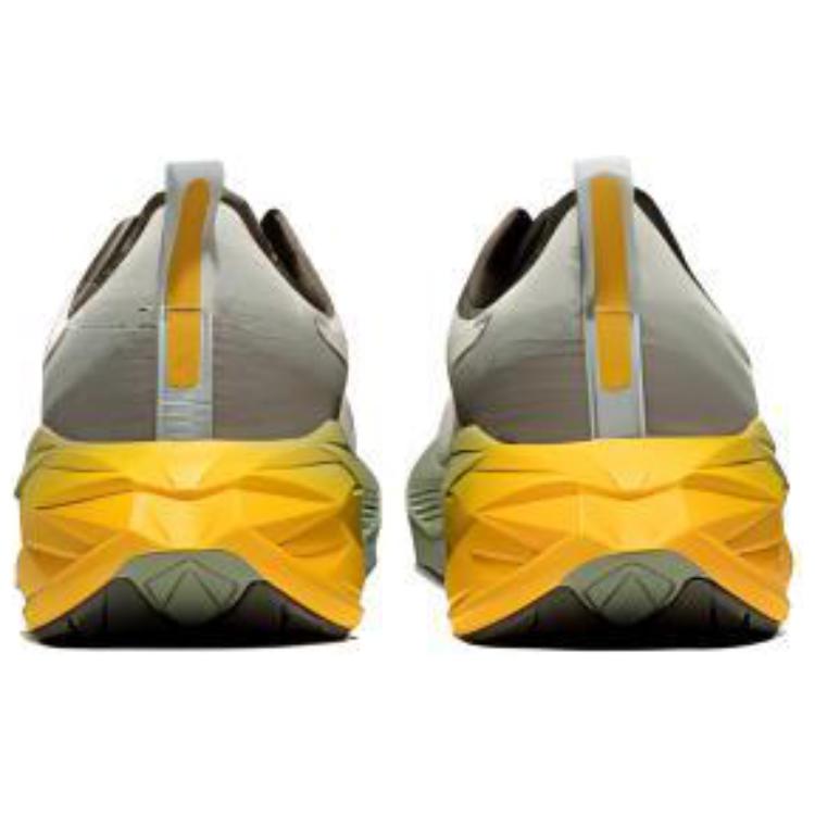 Shop Asics Novablast 4 緩震反彈防滑耐磨透氣 低筒 長跑跑鞋 男款 灰色