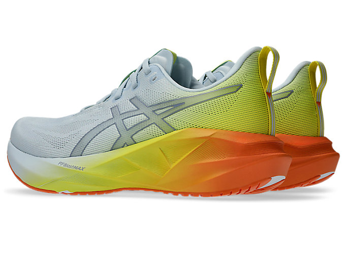 Shop ASICS Novablast 5 跑鞋 天空蓝/柠檬黄 1011C184-400