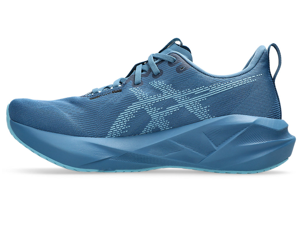 Shop ASICS Novablast 5 跑鞋 冬海藍/靜水色 1011B974-405