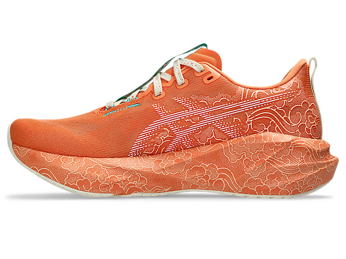 Shop ASICS Novablast 5 Tokyo 跑鞋 日落桃/白 1013A206-700