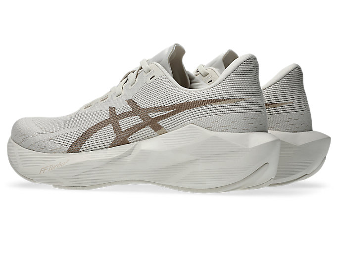 Lookbook ASICS Novablast 6 Hardloopschoenen Soft Oat/Greige 1011C243-250