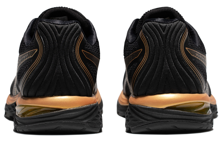 Shop ASICS Gel-Stratus Low-Top Negro/Oro 1011B428-001