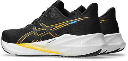 Lookbook ASICS Versablast 4 Laufschuhe Schwarz/Yamabuki 1011B984-004