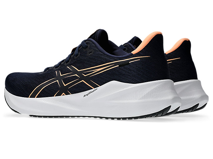 Lookbook ASICS Versablast 4 Hardloopschoenen Midnight/Bright Sunstone 1011B984-405