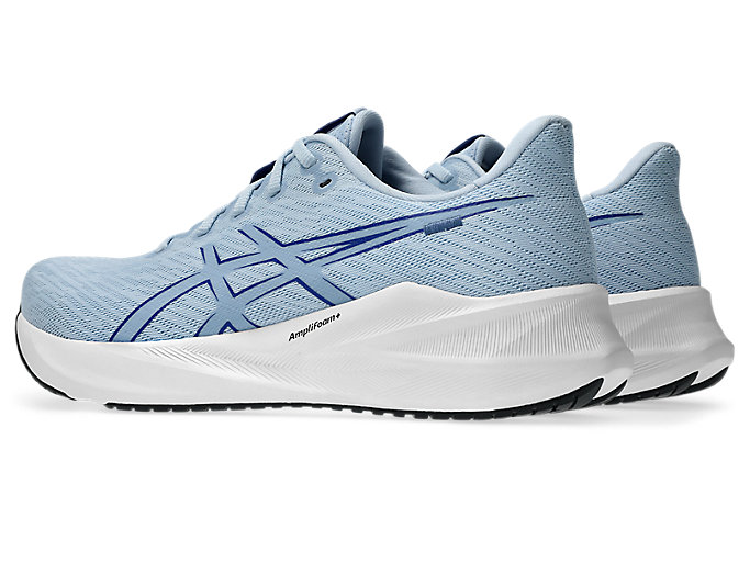 Lookbook ASICS Versablast 4 Chaussures Running Air Solide/Bleu Prusse 1011B984-404