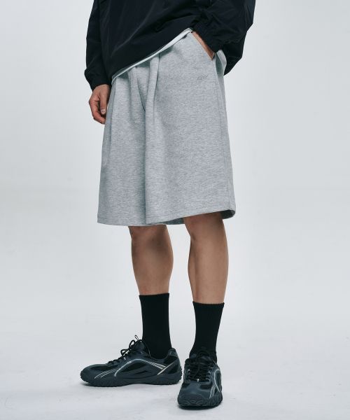 Shop ATEEZ基础款宽松一褶百慕大休闲短裤【灰色】 ATZPT04