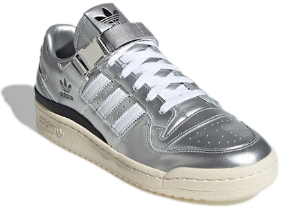 atmos x adidas Forum Low 'Metallic Pack' Emas Perak GV9224 Lookbook atmos x adidas Forum Low 'Metallic Pack' Emas Perak GV9224