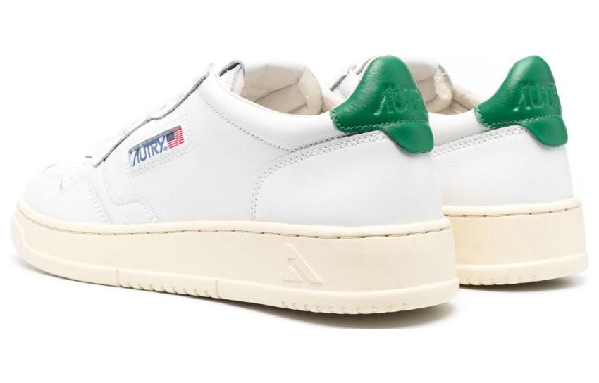 Shop AUTRY 皮革低帮运动鞋‘白绿’ AULM-LD08