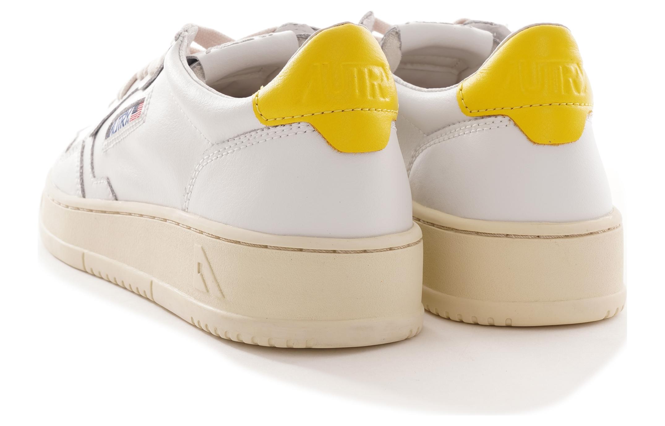 Shop AUTRY 白黄皮革运动鞋 AULM-LL30