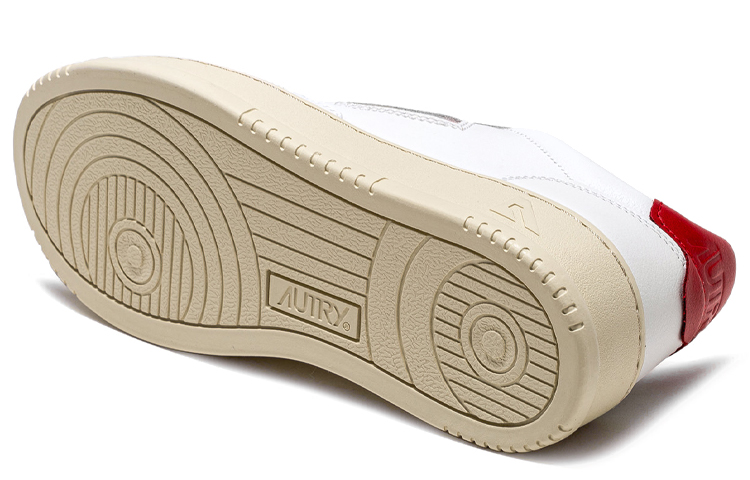 Shop AUTRY Medalist 皮革低帮鞋 '白红' AULM-LL21