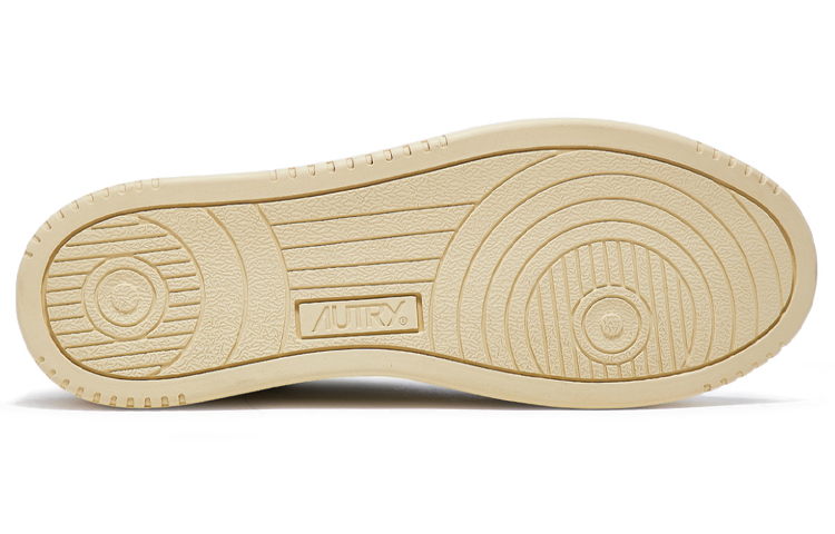 Shop Autry 時尚系帶板鞋 白紅