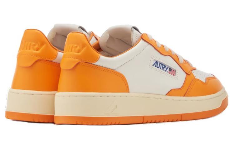 Shop AUTRY Medalist 皮革 圓頭繫帶厚底 低筒 板鞋 男款 橙色