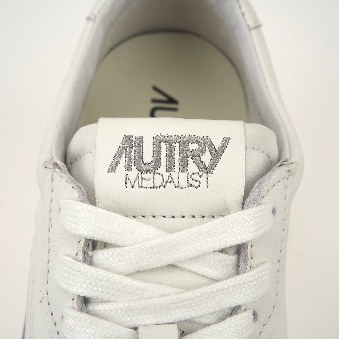 Sizing AUTRY Medalist Low in Pelle di Capra ''Bianco'' AULM-GG04