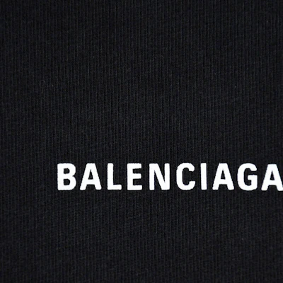 巴黎世家 黑色字母印花圆领T恤 休闲款修身短袖。 613969TYK281000 Shop 巴黎世家 黑色字母印花圆领T恤 休闲款修身短袖。 613969TYK281000