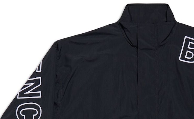 Chaqueta Deportiva Balenciaga Negra con Logo y Cremallera Corte Regular. 768920TNO791000 Shop Chaqueta Deportiva Balenciaga Negra con Logo y Cremallera Corte Regular. 768920TNO791000
