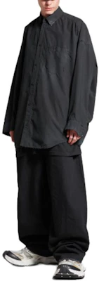 발렌시아가 블랙 긴팔 셔츠, 뾰족한 칼라와 루즈핏 디자인. 795142TQM101000 Shop 발렌시아가 블랙 긴팔 셔츠, 뾰족한 칼라와 루즈핏 디자인. 795142TQM101000