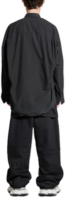 발렌시아가 블랙 긴팔 셔츠, 뾰족한 칼라와 루즈핏 디자인. 795142TQM101000 Purchase 발렌시아가 블랙 긴팔 셔츠, 뾰족한 칼라와 루즈핏 디자인. 795142TQM101000