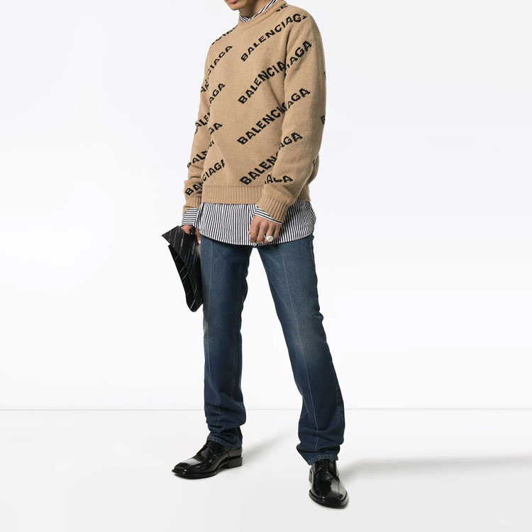 Lookbook 발렌시아가 브라운 로고 울 니트 스웨터 크루넥 릴렉스 핏. 648433T15679364