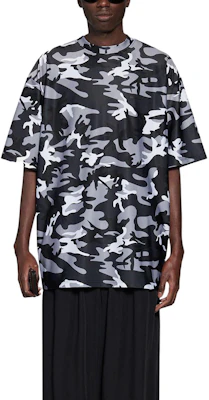 Camiseta Balenciaga Estampado Camuflaje Cuello Redondo Ajuste Regular Multicolor. 6584904A9B31400 Lookbook Camiseta Balenciaga Estampado Camuflaje Cuello Redondo Ajuste Regular Multicolor. 6584904A9B31400