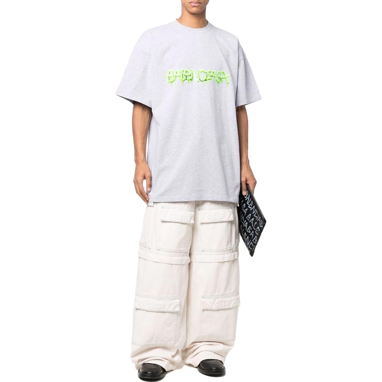 Lookbook 발렌시아가 그레이 그래피티 로고 프린트 루즈핏 티셔츠. 676589TLVF11203