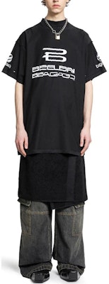 발렌시아가 로고 프린트 블랙 오버사이즈 크루넥 티셔츠. 787358TQVG11569 Shop 발렌시아가 로고 프린트 블랙 오버사이즈 크루넥 티셔츠. 787358TQVG11569