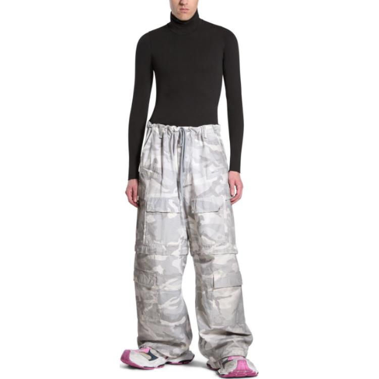 Shop Balenciaga Seluar Cargo Camo Longgar dengan Tali Serut dalam Kelabu Terang. 791053TQLA71400