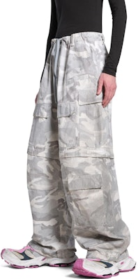 Balenciaga Seluar Cargo Camo Longgar dengan Tali Serut dalam Kelabu Terang. 791053TQLA71400 Sizing Balenciaga Seluar Cargo Camo Longgar dengan Tali Serut dalam Kelabu Terang. 791053TQLA71400