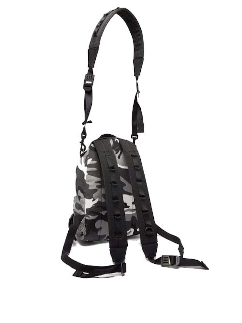 Order Mochila Balenciaga Army Multicarry Negro/Blanco Camuflaje.