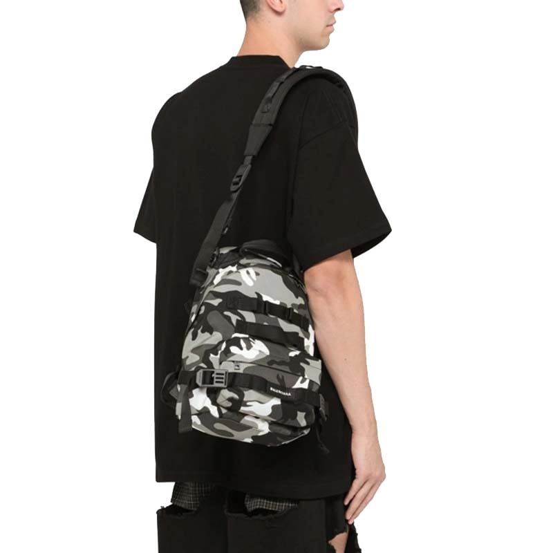 Lookbook Mochila Balenciaga Army Multicarry Negro/Blanco Camuflaje.