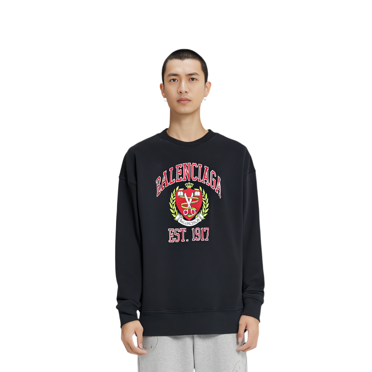 Shop バレンシアガ ブラック クルーネック スウェットシャツ ロゴプリント バッジ デザイン 676629TLV901076