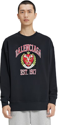 Balenciaga Baju Sejuk Leher Bulat Hitam dengan Rekaan Lencana Cetakan Logo. 676629TLV901076 Shop Balenciaga Baju Sejuk Leher Bulat Hitam dengan Rekaan Lencana Cetakan Logo. 676629TLV901076