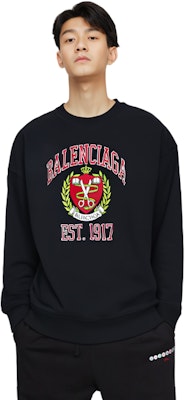 Balenciaga Baju Sejuk Leher Bulat Hitam dengan Rekaan Lencana Cetakan Logo. 676629TLV901076 Purchase Balenciaga Baju Sejuk Leher Bulat Hitam dengan Rekaan Lencana Cetakan Logo. 676629TLV901076