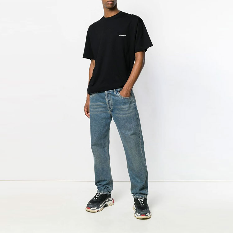 Shop 발렌시아가 블랙 레터 로고 클래식 티셔츠 556150TYK281000