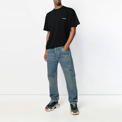 발렌시아가 블랙 레터 로고 클래식 티셔츠 556150TYK281000 Shop 발렌시아가 블랙 레터 로고 클래식 티셔츠 556150TYK281000