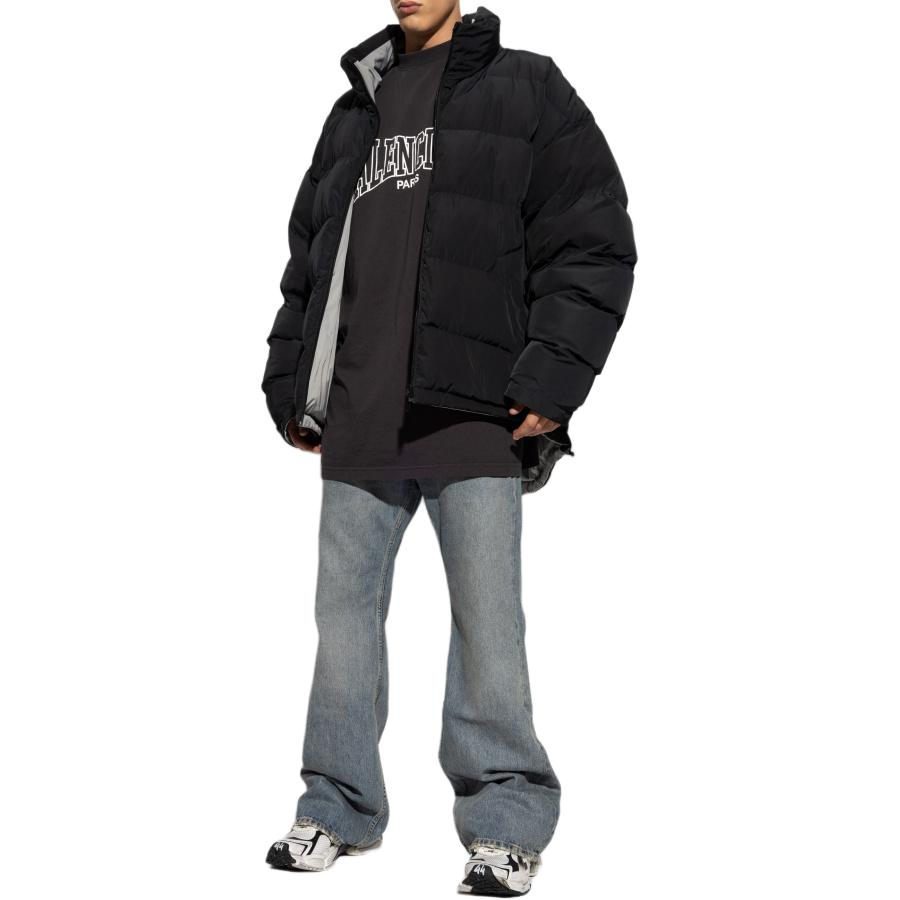 Shop 巴黎世家黑色字母Logo印花男女同款圆领T恤常规版型。 739784TRVH58190