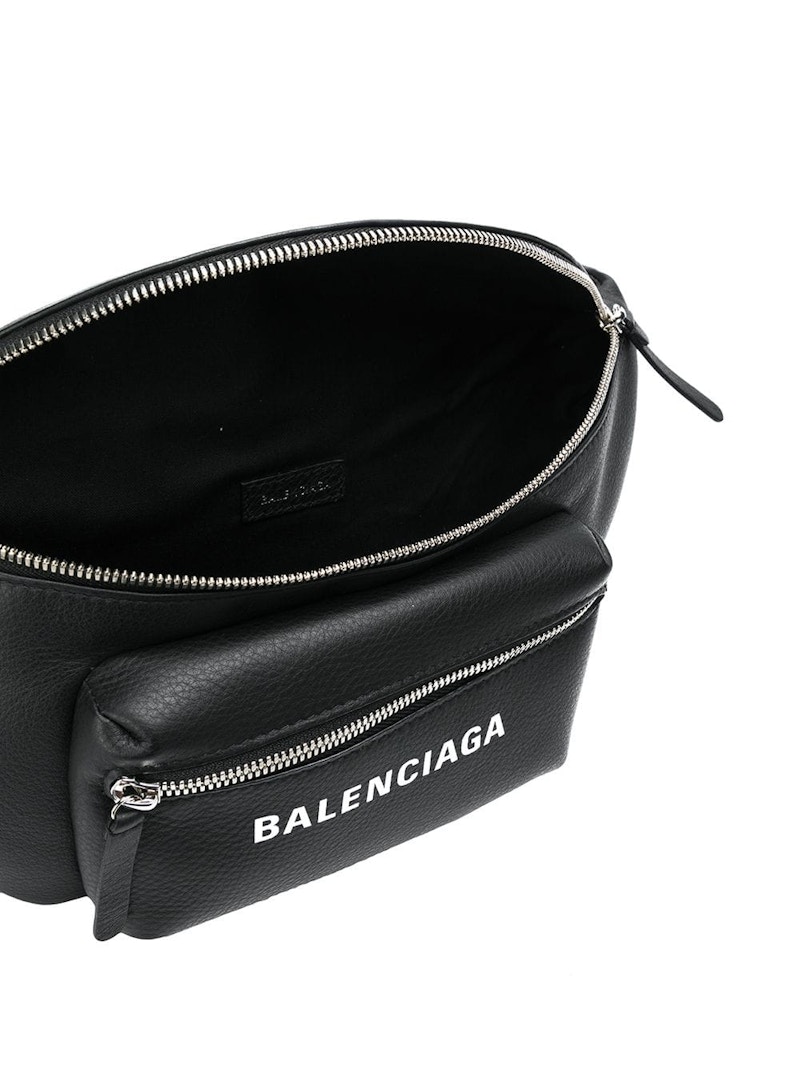 Lookbook Tas Sabuk Kulit Hitam Balenciaga Everyday