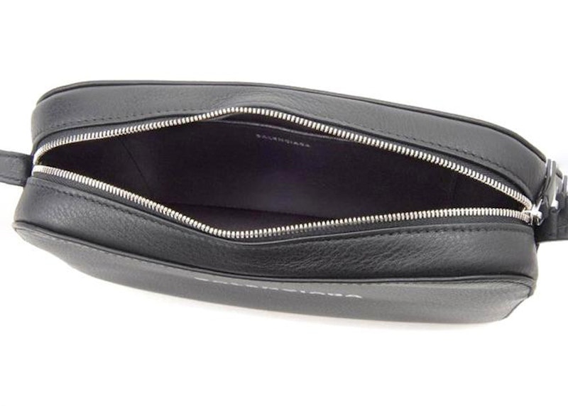 Lookbook Beg Tangan Kamera Harian Balenciaga Kelabu