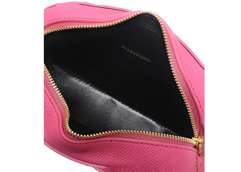 Lookbook Balenciaga Tas Kamera Selempang XS Merah Muda