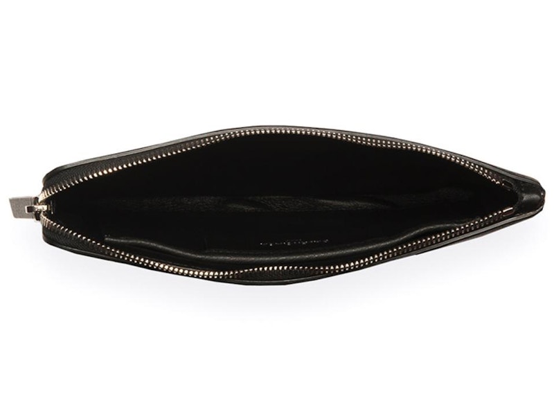 Lookbook Balenciaga Clutch Hitam Harian