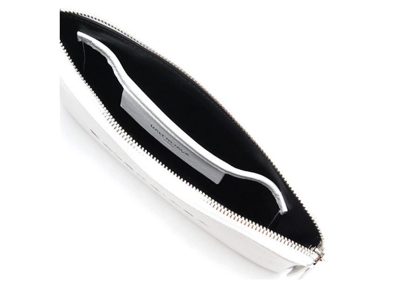 Lookbook Balenciaga Clutch Setiap Hari Putih