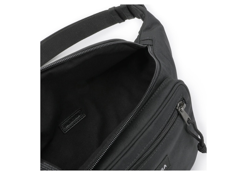 Lookbook Beg Pinggang Balenciaga Explorer Hitam