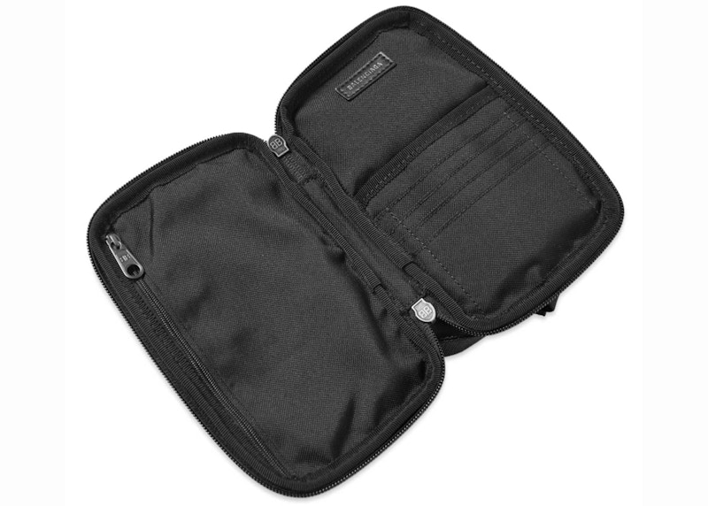 Lookbook Balenciaga Explorer Logo Beg Sangkut Badan Hitam