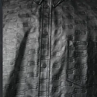 Sizing Chaqueta de Cuero Negra Balenciaga FW22 Hombre con Logo por Todas Partes. 704420TMS161000