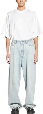 Balenciaga FW22 Vintage Jeans High-Waisted Wide-Leg Biru. 704282TDW144824 Lookbook Balenciaga FW22 Vintage Jeans High-Waisted Wide-Leg Biru. 704282TDW144824