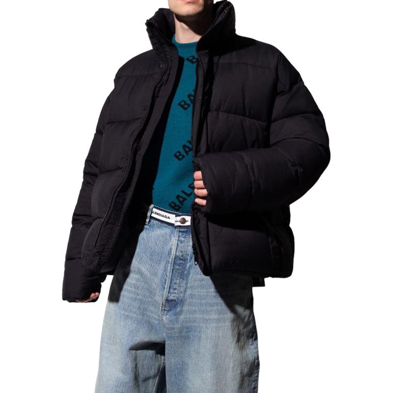 Lookbook Balenciaga FW23 Jaket Hitam Puffer - Warna Solid, Zip-Up, Potongan Biasa. 769408TJO031000